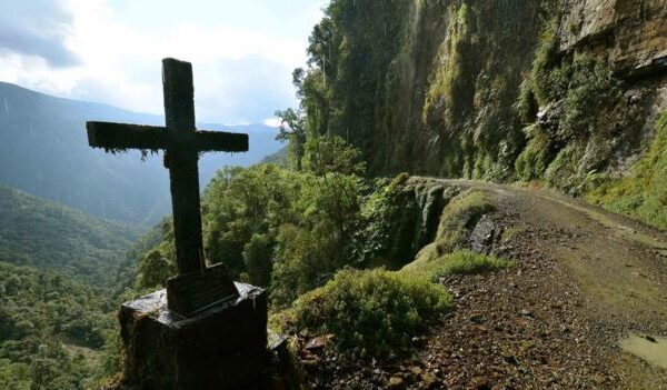 Menyusuri “Jalan Kematian” di Dataran Tinggi Bolivia Petualangan di Jalur Paling Berbahaya di Dunia