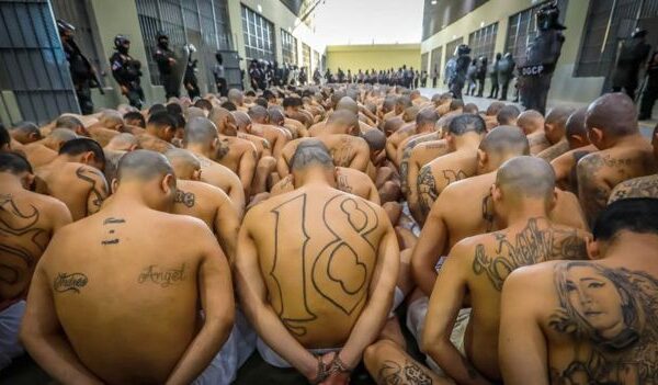 Ribuan Anggota Geng Digiring ke Penjara Raksasa di El Salvador demi ‘Melenyapkan Premanisme’